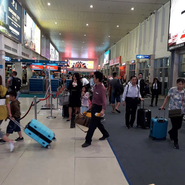 Sân bay Tân Sơn Nhất thông thoáng sáng 29 Tết