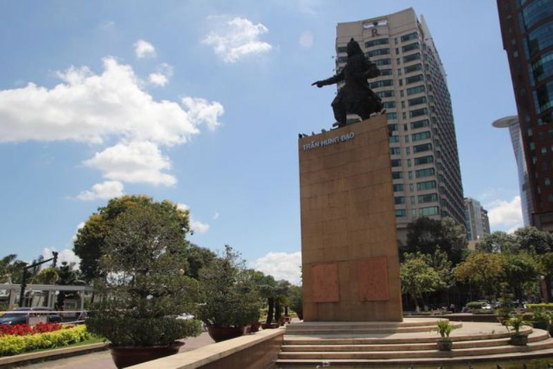 Bí thư Quận 1 giải thích việc di dời lư hương vào đền Đức Thánh Trần