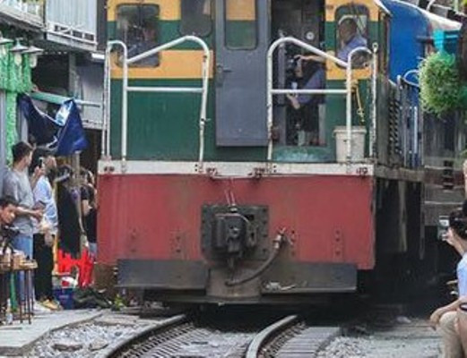 Băng qua đường ray xe lửa, người đàn ông bị tàu tông tử vong