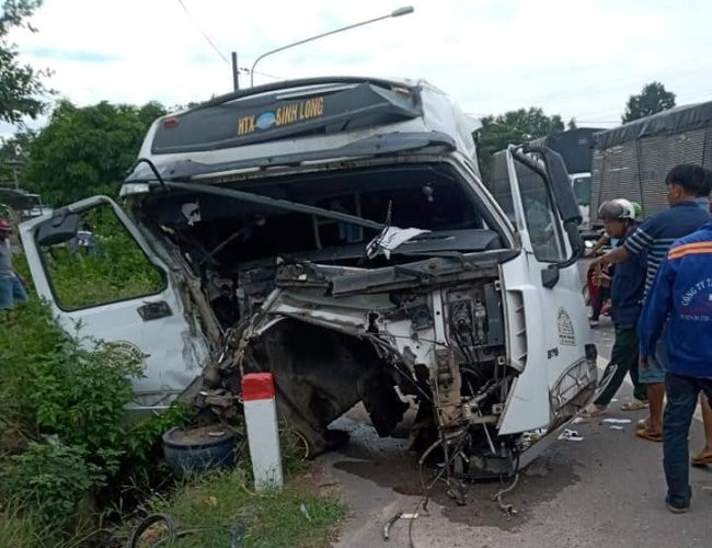 Xe container tông sập nhà dân sau khi tông nát đầu xe ben