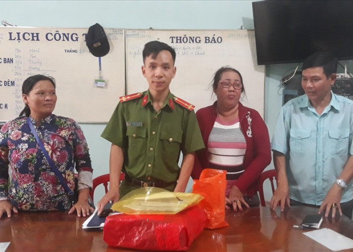 Người phụ nữ bán vé số trả lại túi xách chứa trăm triệu