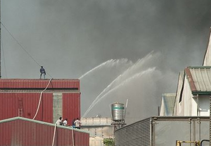 Cháy lớn tại công ty sản xuất giày ở Bình Dương