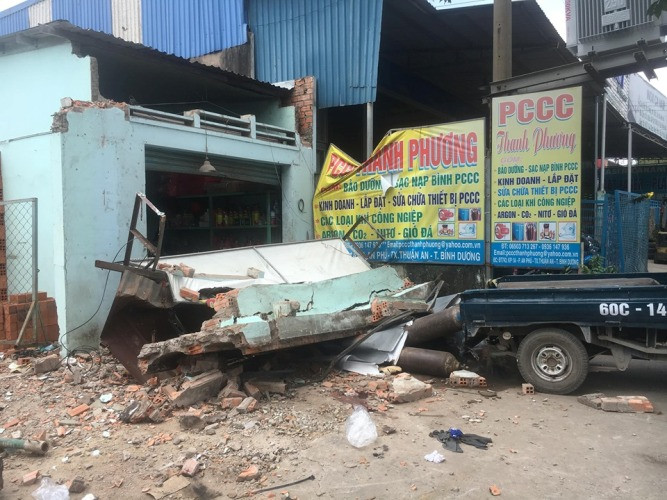 Tường nhà đổ sập ở Bình Dương khiến hai người nguy kịch