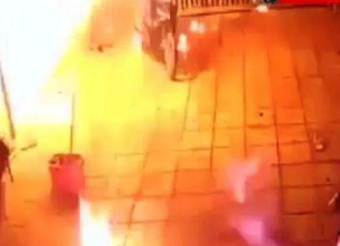 Quán cà phê bị ném bom xăng trong đêm, cả phố náo loạn