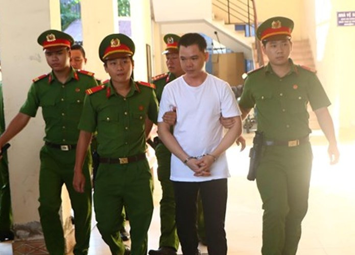 Vui (áo trắng) giết vợ do ghen tuông