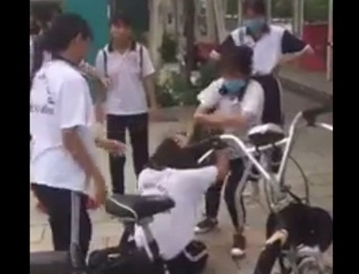 Nữ sinh trường THCS ở Bình Dương bị đánh hội đồng: Bạn bè không dám can ngăn