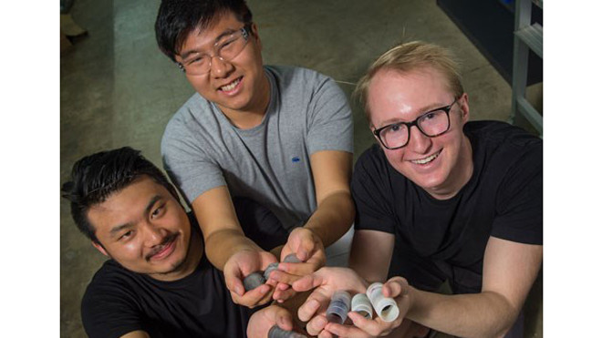 Các sinh viên và công trình nghiên cứu của mình - Ảnh: Phys.org