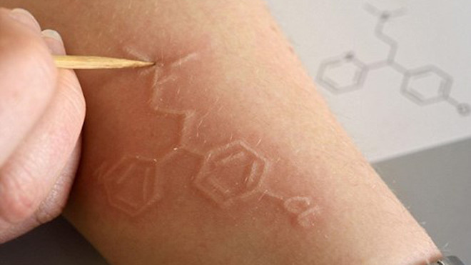 Tiến sĩ Zoe Waller và sơ đồ hóa học trên da của mình. 