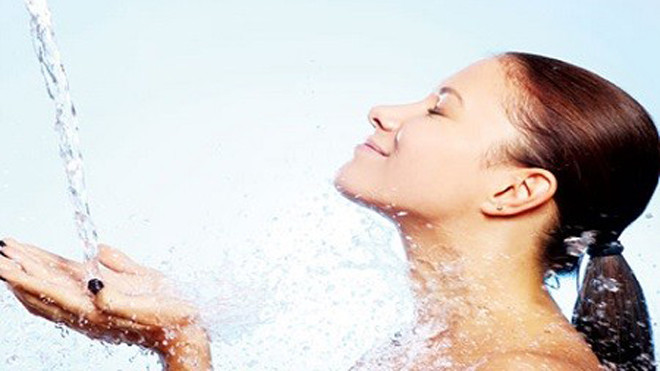 Gội đầu thường xuyên sẽ khiến da đầu và chân tóc bị khô và hư tổn.