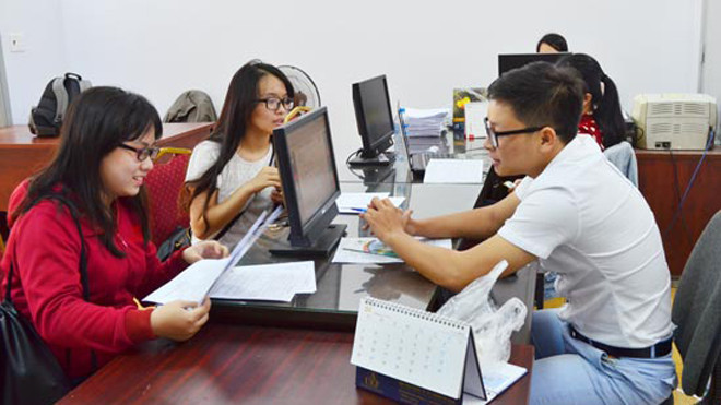 Thí sinh tìm hiểu thông tin khai hồ sơ đăng ký dự thi tại Cơ quan Đại diện Bộ GD-ĐT ngày 1-4