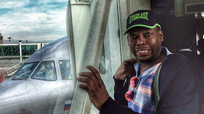 Faustino Asprilla tỏ ra bất an trước các chuyến bay vì quá nhiều tai nạn hàng không gần đây. Ảnh: Twitter.