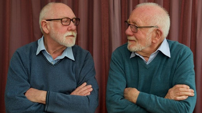 Neil Richardson (trái) và John Jemison cũng có kiểu ngồi giống nhau.