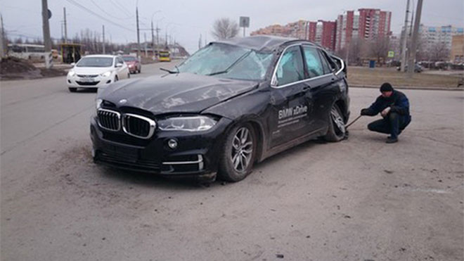 Đầu xe vênh, móp. Kính chắn gió nứt. Trục sau có lẽ đã gãy sau tai nạn.