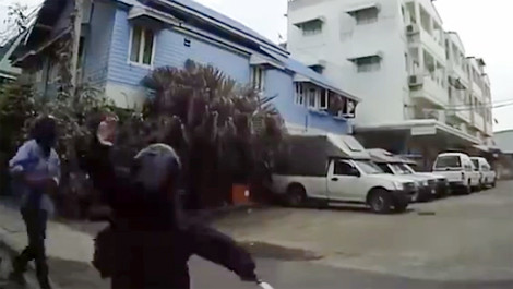 Va chạm giao thông, rút dao đâm vỡ kính chắn gió ôtô