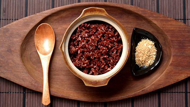 Cơm gạo lứt ăn với muối vừng (muối mè) là thực phẩm dinh dưỡng tuyệt vời cho người cao tuổi.