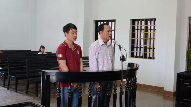 Hai đối tượng Nam (phải) và Tùng tại tòa