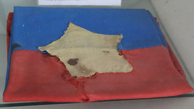 Lá cờ bộ đội hải quân cắm trên đảo Song Tử Tây (quần đảo Trường Sa) ngày 14/4/1975. Ảnh: Hoàng Phương.