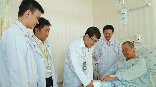 Sau ca phẫu thuật, nguy cơ của bệnh nhân đã được loại bỏ, sức khỏe dần hồi phục, cảm giác đau nhức giảm rõ rệt. Ảnh: Thi Ngoan.