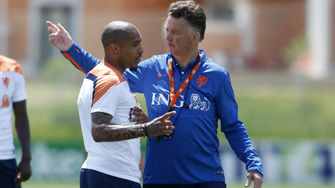 Nigel de Jong trên đường gia nhập M.U.