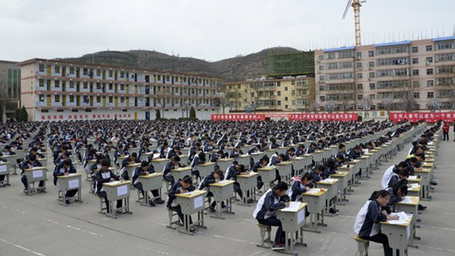 Nhà trường đã tính đến yếu tố thời tiết trước khi tổ chức buổi thi ngoài trời. Ảnh: HSW.EN