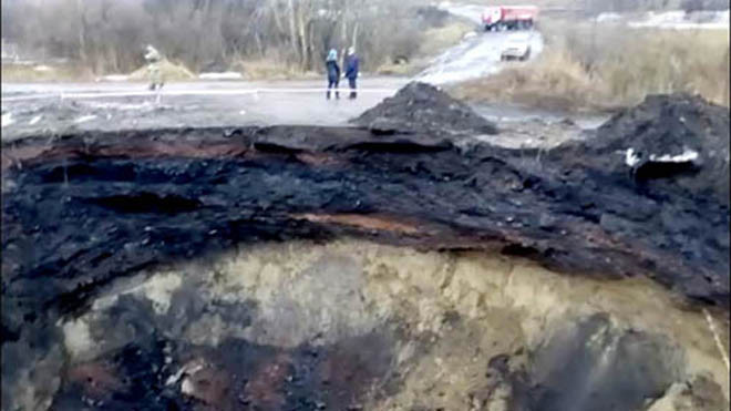 Miệng hố mới hình thành ở vùng Novokuznetsk của Siberia. Ảnh: Siberian Times