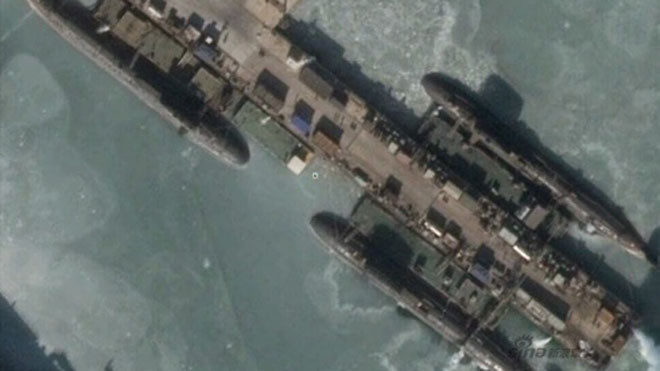 Hình ảnh chụp từ vệ tinh cho thấy ba tàu ngầm, có thể là mẫu Type-093G, của Trung Quốc, neo tại một bến cảng chưa rõ vị trí. Ảnh: Sina Military