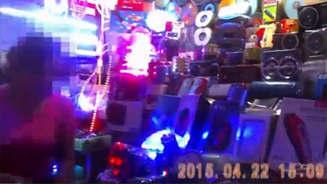 Đèn pin chích điện bán công khai tại Hà Nội