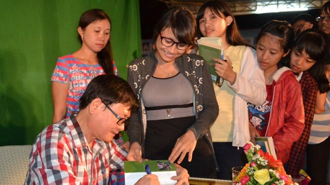 Các bạn trẻ và em nhỏ xếp hàng ngay ngắn chờ đến lượt được nhà văn ký tặng 
