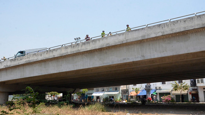 Khu vực nam thanh niên bỏ xe máy nhảy từ trên cầu xuống đất bị thương nặng.