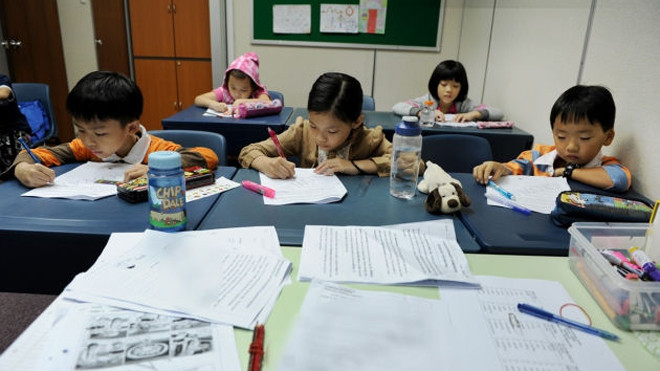 Phụ huynh chi tiền triệu thuê gia sư giải hộ bài tập cho con