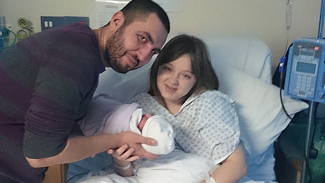 Bé Lucas cùng cha và mẹ.