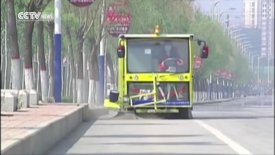 Công nhân vệ sinh chế tạo xe làm sạch đường phố