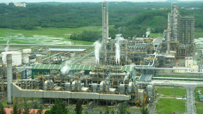Nhà máy lọc dầu Dung Quất đang đối mặt với khó khăn vì Nhà nước áp dụng chính sách thuế ưu đãi đặc biệt nhập khẩu xăng dầu. Ảnh: Trí Tín.