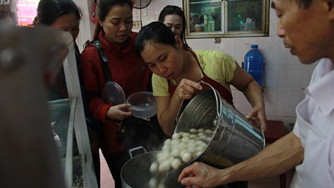 Vợ chồng ông Thanh có 2 người con, cô con gái đang làm phiên dịch cho một công ty nhưng lúc nào rảnh là múc chè, bưng chè cho khách nhanh gần bằng cha. Anh con trai ngoài 20 tuổi nặn bánh trôi, bánh chay khéo chẳng kém gì mẹ và các bác gái. Thế nhưng, như