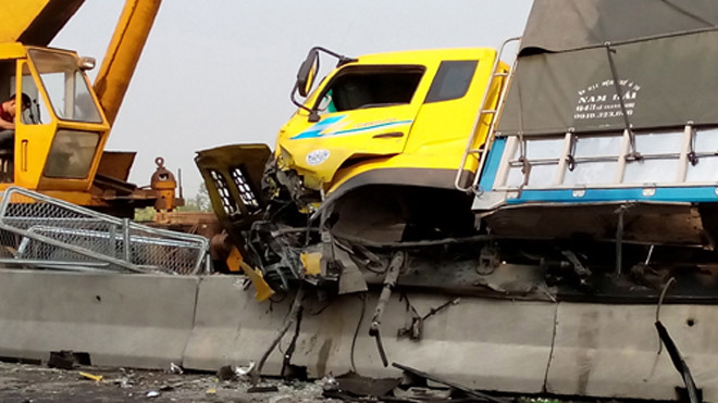 Xe tải nát vụn phần đầu. Ảnh: Lê Hoàng/ VnExpress