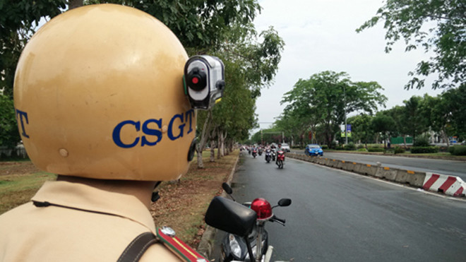 CSGT quận 7 được trang bị "mắt thần" khi làm nhiệm vụ. Ảnh: Quốc Thắng/ VnExpress