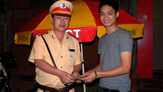 Anh Quân nhận lại toàn bộ tài sản từ CSGT số 14