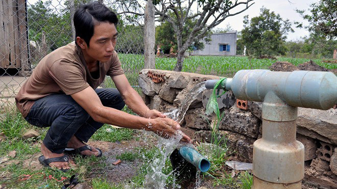 Nước giếng khoan tự phun tại gia đình anh Nguyễn Nhật Minh. Ảnh: Ngọc An/ Zing