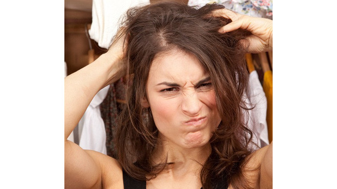 Dầu gội khô có thể gây ngứa, gàu, viêm da đầu nghiêm trọng. Ảnh: Daily Mail.