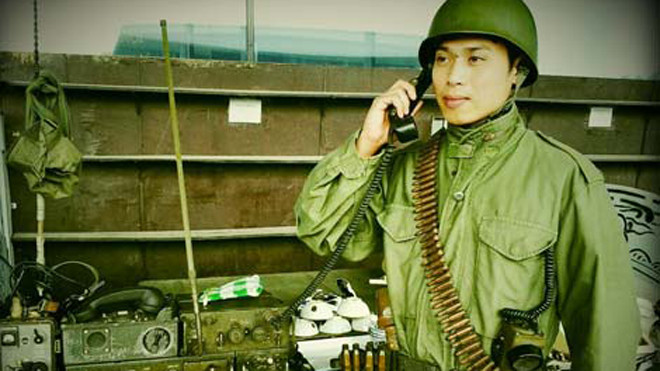 Thầy giáo Điệp rất hào hứng khi “hóa thân” thành anh bộ đội trong thời chiến.