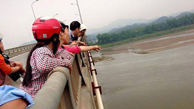 Người dân hiếu kỳ đứng trên cầu xem sự việc