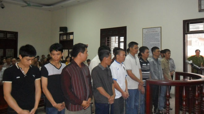  Dương Bá Liệu và các bị cáo tại tòa án. Ảnh Phạm Nhài