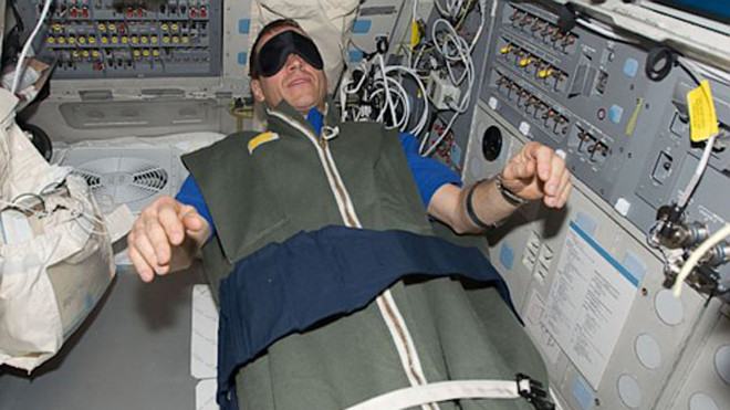 Phi hành gia ngủ trong môi trường không trọng lực. Ảnh: Barcroft Media