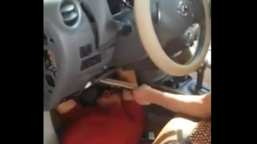 Tá hỏa lôi trăn dài hơn 1 m dưới vô lăng ôtô