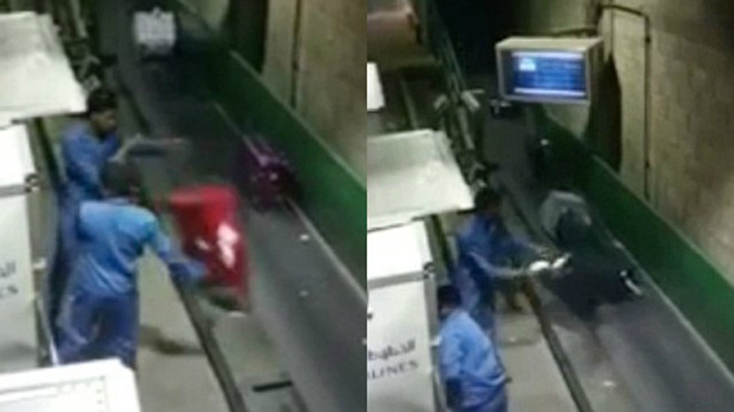 Hai nhân viên đang tháo dỡ đồ và quẳng chúng lên băng chuyền.