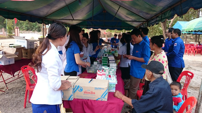 Cấp phát thuốc cho bà con nhân dân các bộ tộc tại huyện Xê Bang Fay, Kham Muộn.