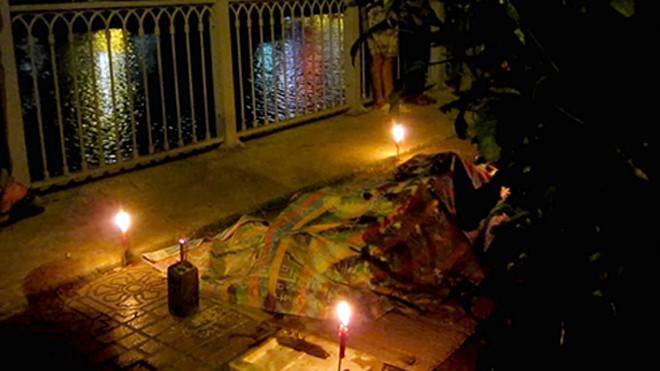 Nạn nhân được người nhái vớt lên bờ