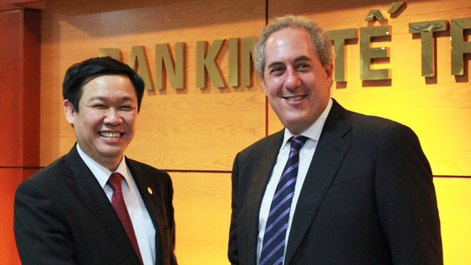 Ông Vương Đình Huệ và ông Michael Froman. 