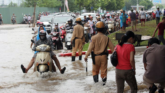 Tình trạng úng ngập tại Hà Nội vẫn còn rất phức tạp.