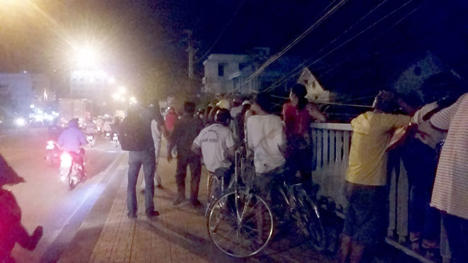 Người dân theo dõi quá trình tìm kiếm thi thể nạn nhân.